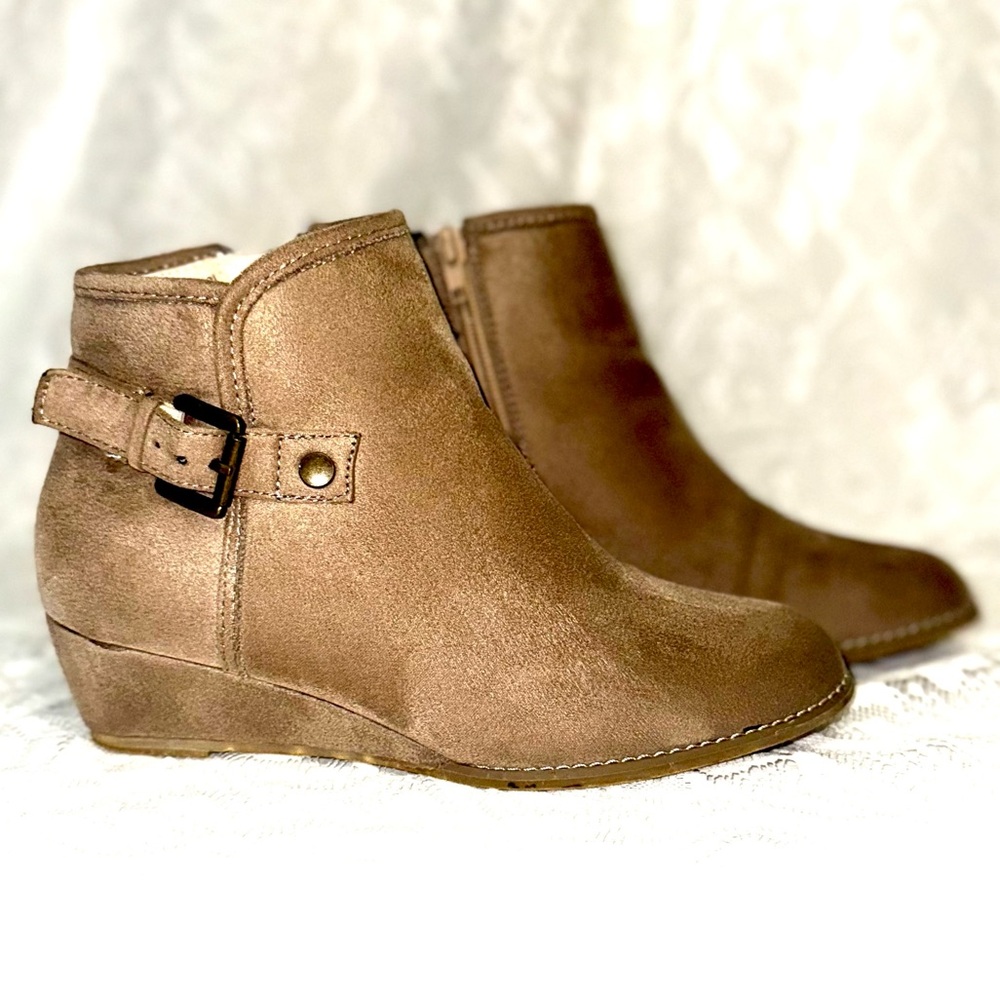 Light Tan Faux Suede Ankle Boots Women’s Size 7 WIDE